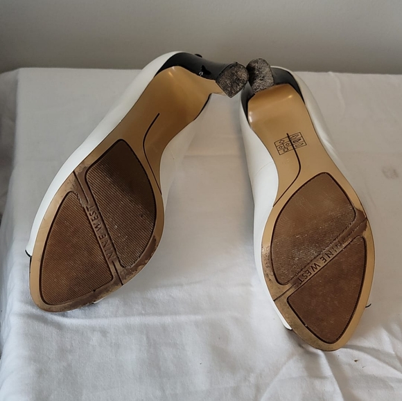 Gorgeous Nine West black and white with leather lace detail on the back size 9M - Picture 3 of 4